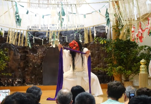 Troisième acte du kagura de Takachiho : la danse de Totori