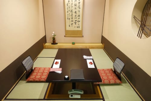 Salle traditionnelle du restaurant du ryokan Shinsen, où l'on déguste le bœuf de Takachiho version cuisine kaiseki