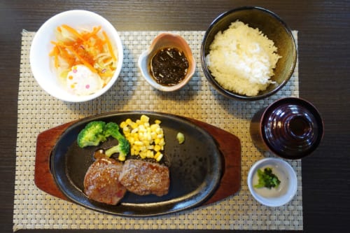 Le menu du midi, avec un steak de bœuf de Takachiho au restaurant Nogami (Miyazaki, Kyushu)