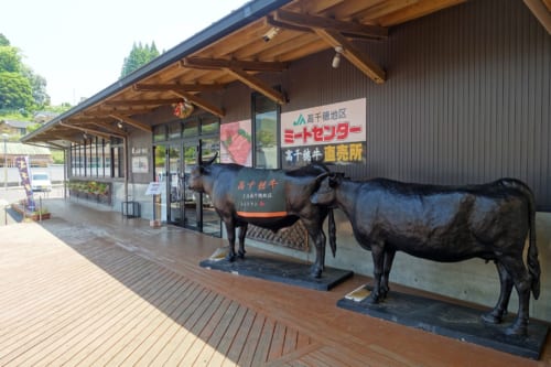Devant le restaurant Nogami, reconnaissable aux statues de bœufs de Takachiho