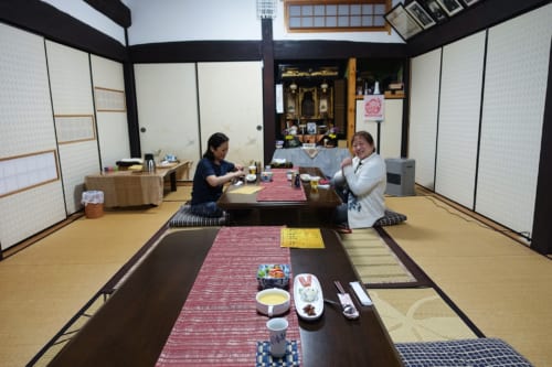 Salle à manger commune dans une pièce traditionnelle au Minshuku Maroudo, à Takachiho, Miyazaki, Kyushu
