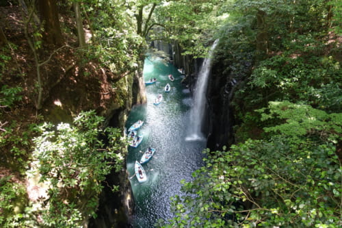 Vue sur les gorges de Takachiho (Miyazaki, Kyushu) : petites barques au bord de la cascade de Minai