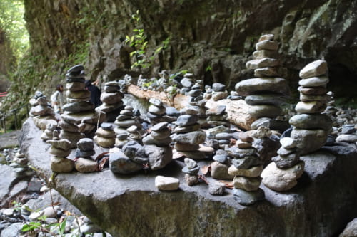 Tas de pierres dans la grotte Amano Yasukarawa à Takachiho, Miyazaki, Kyushu