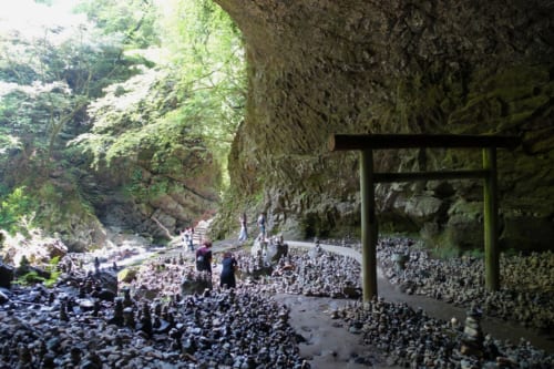 Torii et tas de pierres dans la grotte Amano Yasukarawa à Takachiho, Miyazaki, Kyushu
