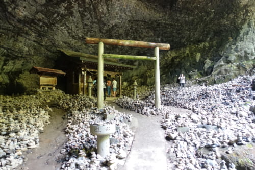 Torii, tas de pierres et sanctuaire dans la grotte Amano Yasukarawa à Takachiho, Miyazaki, Kyushu