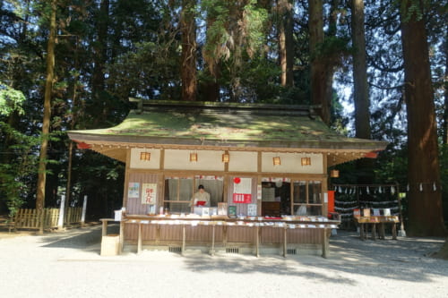 Le bâtiment où sont vendus les portes bonheur et autres objets religieux au sanctuaire de Takachiho, Miyazaki, Kyushu