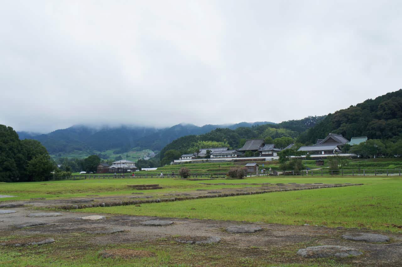 Le temple Tachibana-dera vu depuis le site archéologique de l'ancien temple Kawahara-dera à Asuka