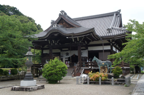 Bâtiment principal du temple Tachibana-dera, devant lequel on voit la statue du cheval du prince Shotoku
