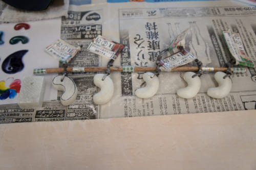 Les étapes de fabrication d'un magatama, pour guider les participants de l'atelier