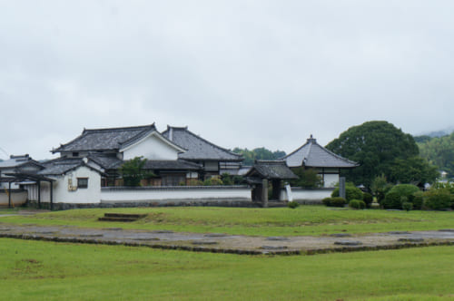 Le temple Kawahara-dera et le site archéologique des bâtiments de la période d'Asuka
