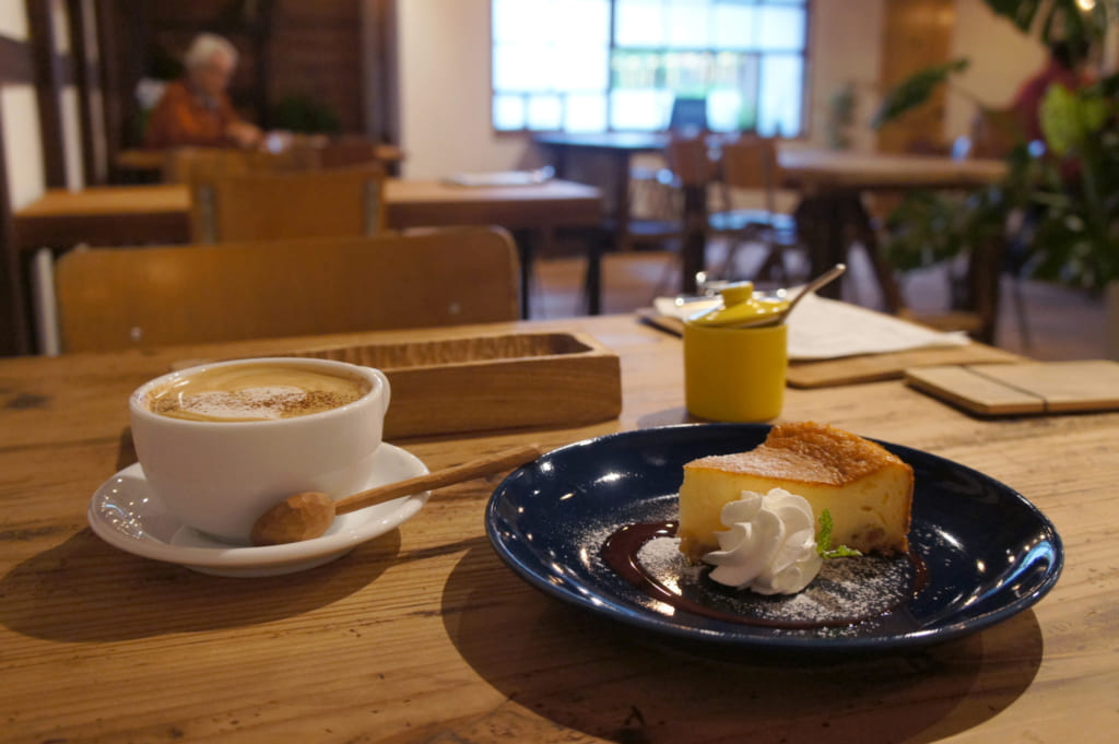 Café au lait et cheesecake au citron au Matsuyama cafe
