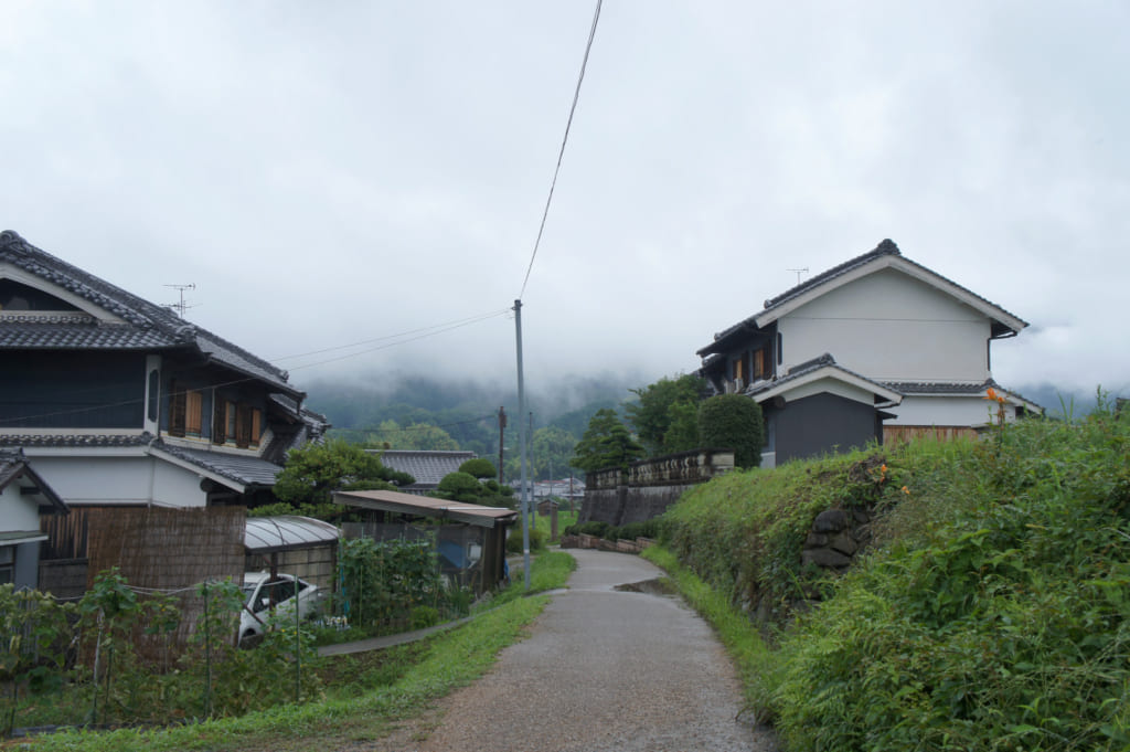 Une petite route bordée par des maisons traditionnelles à Asuka 