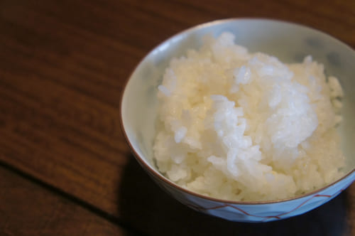 Bol de riz blanc produit par les propriétaires de Tomaryanse