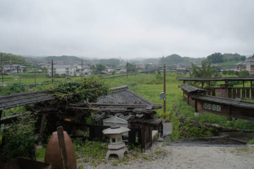 Vue sur le village d'Asuka depuis l'entrée de Tomaryanse