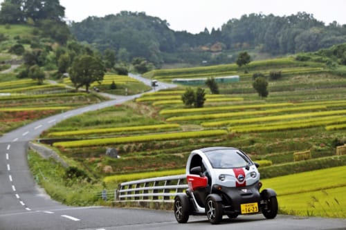 Une voiture électrique Michimo, sur la route au milieu des rizières d'Asuka