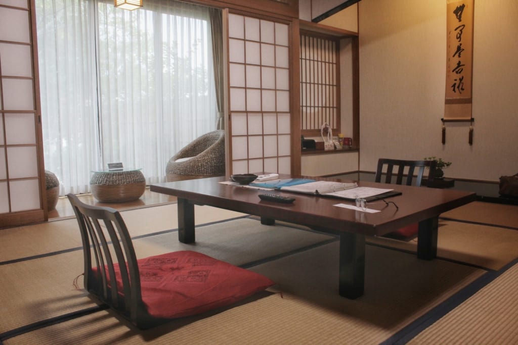 Chambre dans le ryokan Satsuki Bessou, à Kumamoto : espaces salon et repas