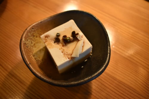 Tofu disposé dans une petite céramique japonaise