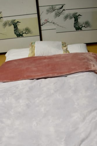 Le futon préparé pour la nuit au Minshuku Yamanosato, devant des parois coulissantes peintes