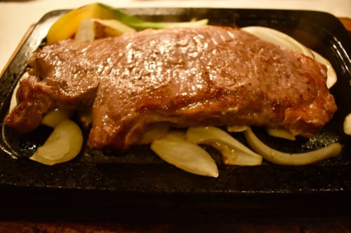 Pièce de bœuf wagyu Akaushi de Kumamoto servi sur une plaque chauffante