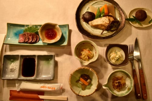 Dîner composé de nombreux petits plats, au Minshuku Yamanosato et Restaurant Farmer 