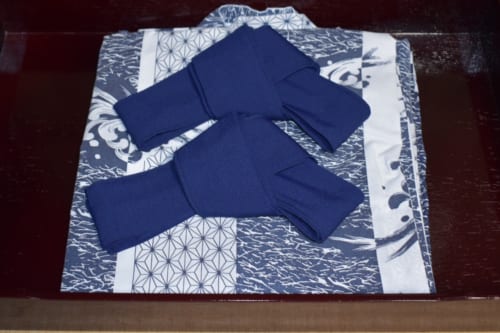 Yukata bleus et blancs disposés pour les hôtes, avec leurs ceintures soigneusement pliées