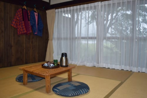 Chambre traditionnelle japonaise au sol en tatami au Minshuku Yamanosato