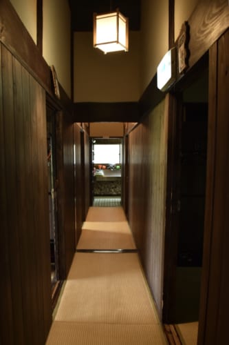 Le couloir menant au bain commun, recouvert de tatamis