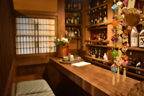 Le petit bar chaleureux du restaurant Farmer, à Ubuyama