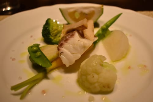 Plats d'inspiration italienne au menu du Ryokan Konomama - poisson et légumes