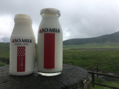 Bouteilles de lait d'Aso et de yaourt à boire, devant les prairies de la caldera