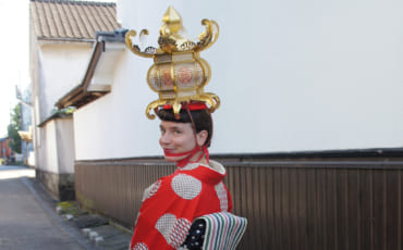 Clémentine en kimono, une lanterne de papier sur la tête, dans les rues de Yamaga