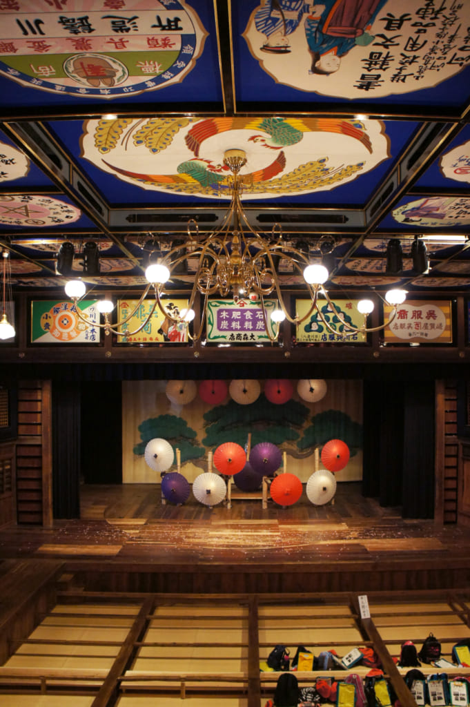 Intérieur du théâtre Yachiyo-za de Yamaga, avec aperçu du plafond peint et du lustre