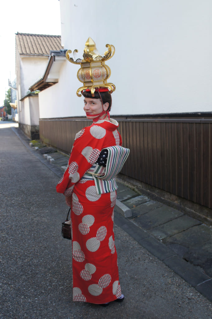 Clémentine, vêtue d'un kimono antique et portant une lanterne de papier doré sur la tête
