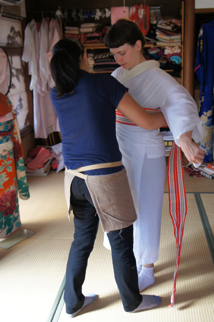 Risa, ajustant le sous-kimono blanc de Clémentine