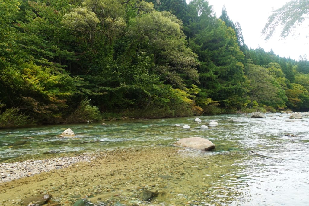 Rivière du Kawara no Yukko à Yuzawa dans la préfecture d'Akita