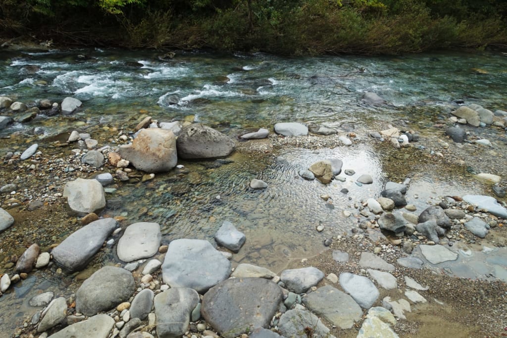 Bord de rivière du Kawara no Yukko où l'on peut creuser son propre onsen