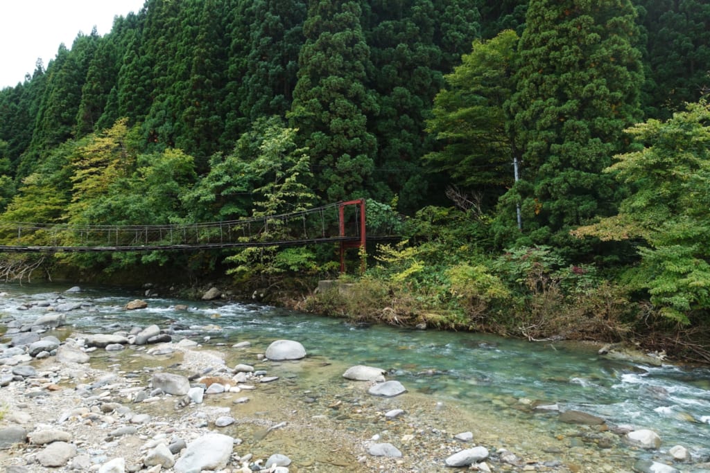 Kawara no Yukko faisant face à la forêt bordant la rivière