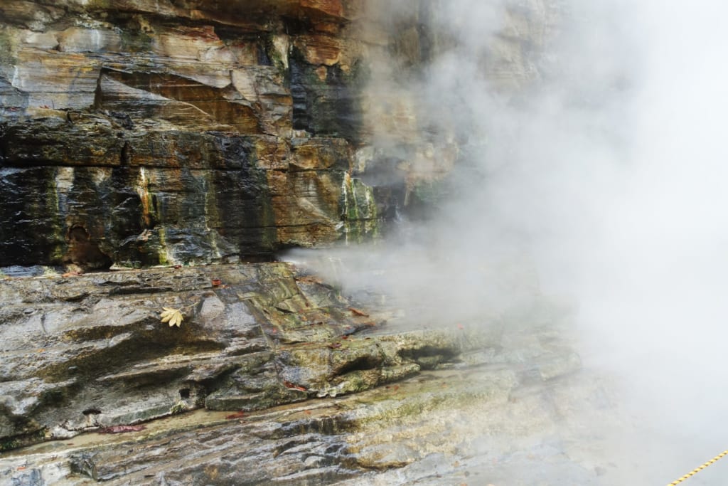 La vapeur qui s'échappe directement de la roche dans les gorges d' Oyasukyo