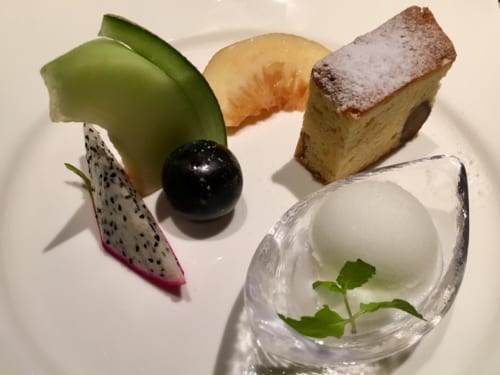 Plats d'inspiration italienne au menu du Ryokan Konomama - assiette de desserts (fruits, glace et gâteau)