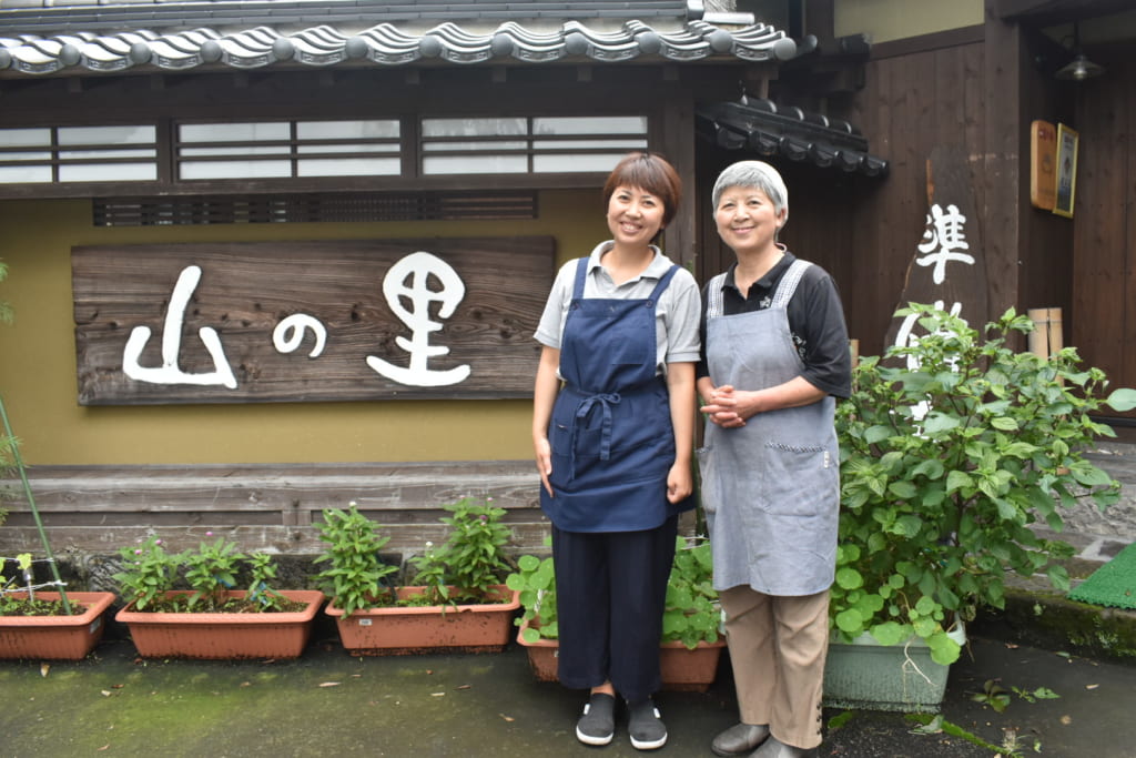 Yuri et sa mère devant leur maison d'hôtes à Ubuyama, à Kumamoto