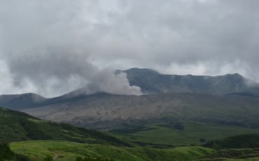 Vapeurs volcaniques denses émanant du mont Nakadake, Aso, Kumamoto