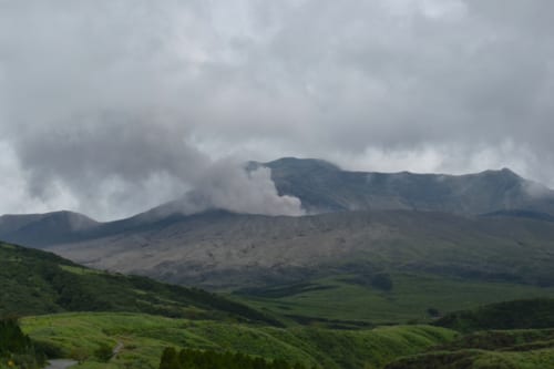 Vapeurs volcaniques denses émanant du mont Nakadake, Aso, Kumamoto