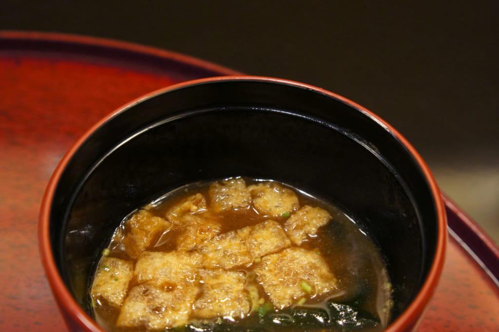 Nankan age dans un bol de soupe miso
