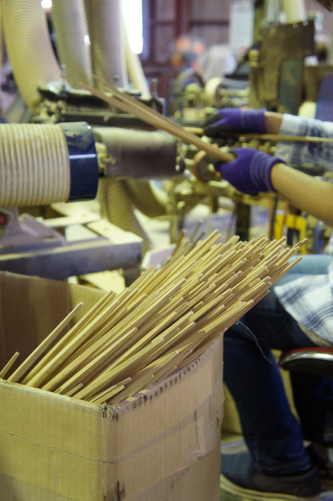 Ouvrière taillant des baguettes à l'usine de Yamachiku