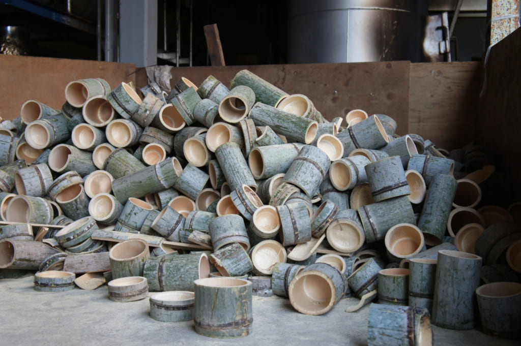 Chutes de bambou prêtes à être brûlées pour produire de l'énergie