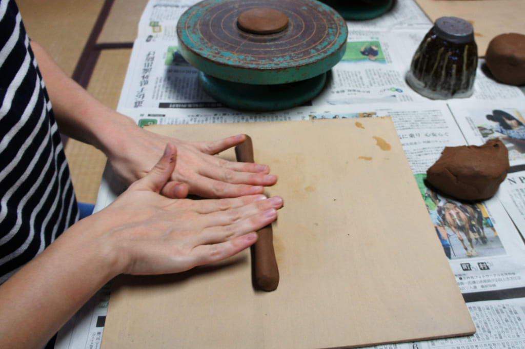 Atelier de poterie, étape 1 : faire un "boudin" d'argile