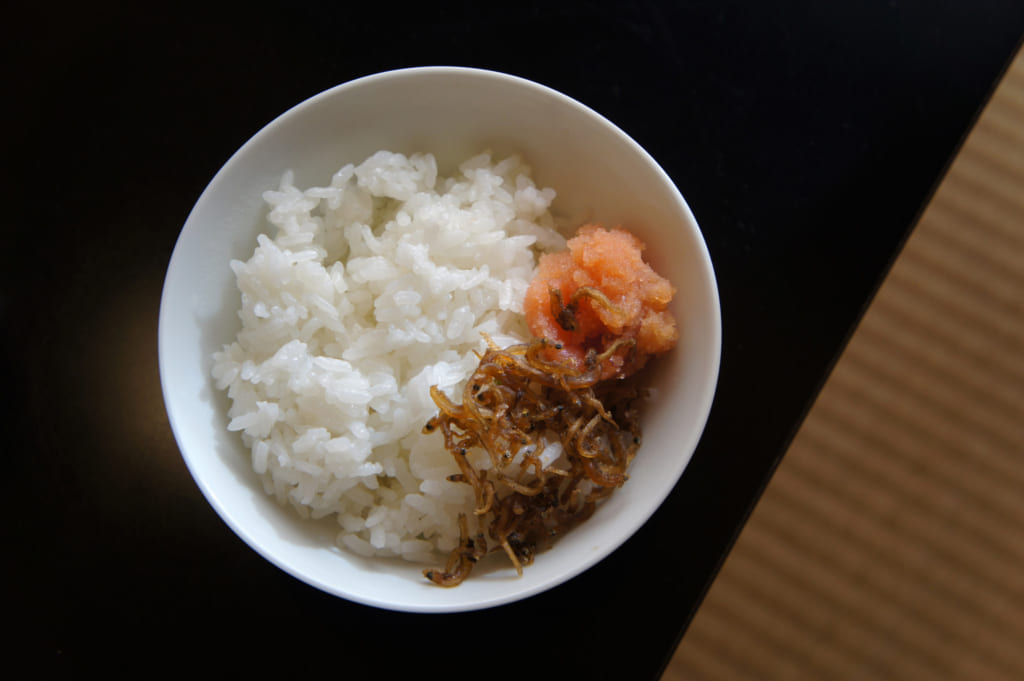 Petit déjeuner japonais : riz, mentaiko et poissons séchés 