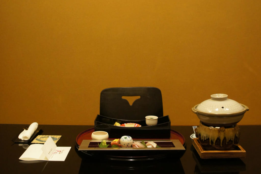 Table dressée pour le dîner kaiseki au ryokan Seiryuso de Yamaga Onsen