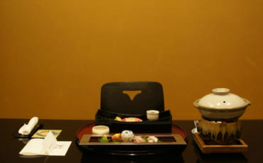 Table dressée pour le dîner kaiseki au ryokan Seiryuso de Yamaga Onsen