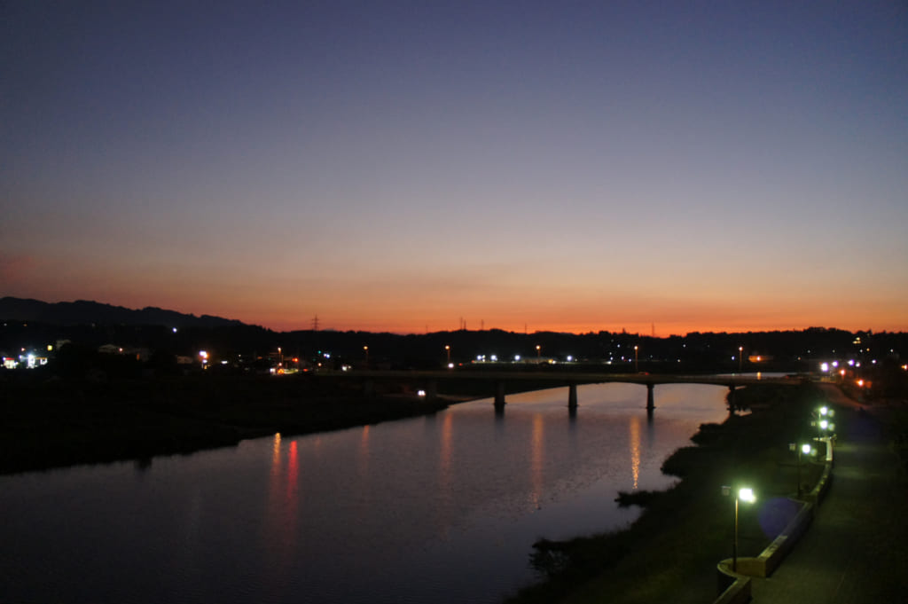 Vue de nuit sur la rivière depuis la terrasse au ryokan Seiryuso de Yamaga Onsen